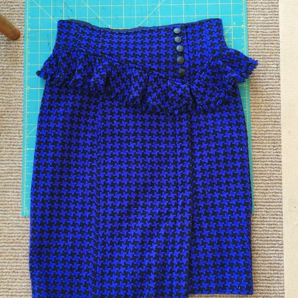 Beautiful blue 💙 hounds tooth wool skirt!